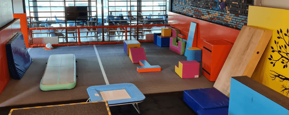 HerYerParkour salon ekipman detay - airtrack sünger havuzu ve jimnastik aletleri